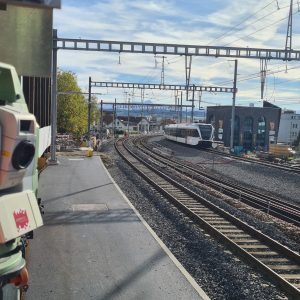 Überwachungstachymeter vor laufender Baustelle mit neuer Perronkante Seite Ausfahrt St. Gallen.